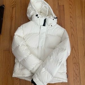 Aritzia TNA Shorty Super Puff